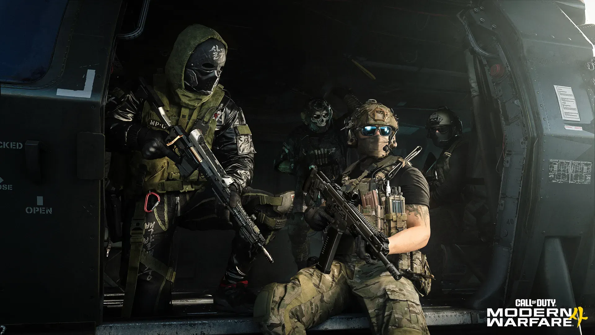 MW4 multiplayer squad exiting a helicopter ready for combat